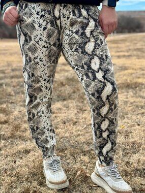 NWOT Texas True Threads Snakeskin joggers | Size S